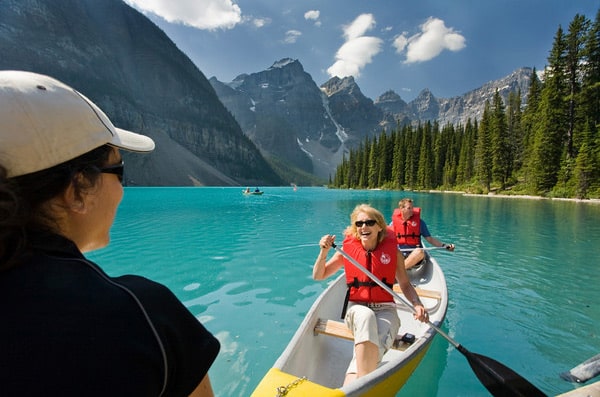 Это озеро привлекает туристов. Канада туризм. Канада туристы. Канада экскурсия. Канада путешествие.