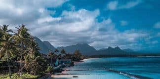 Majestic view of mountains circling the waikiki beach